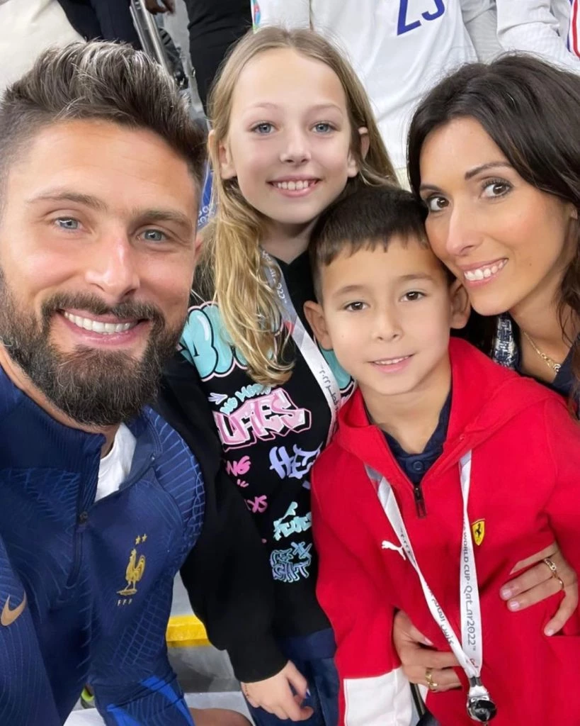Giroud con su familia en Qatar