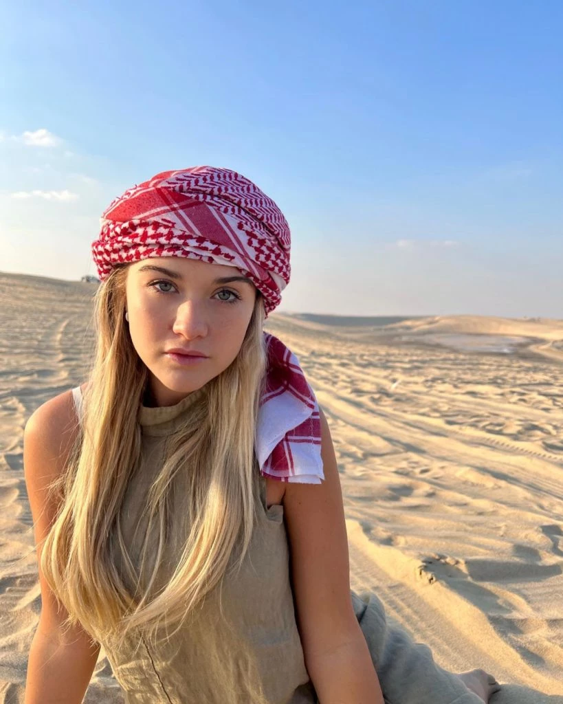 Desde Sofi Calzetti en Qatar a María Vázquez en Buenos Aires, los tonos tierra también son tendencia en verano