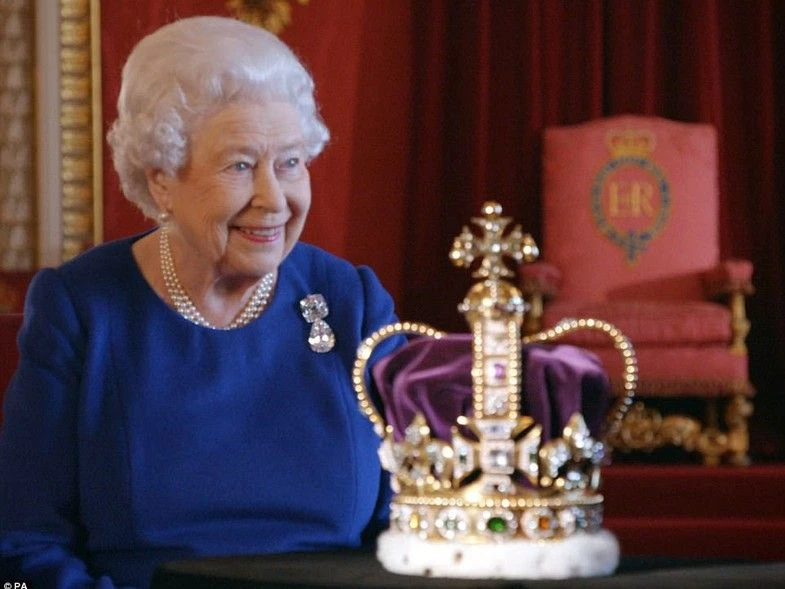 la célebre corona que el rey Carlos III eligió para su coronación
