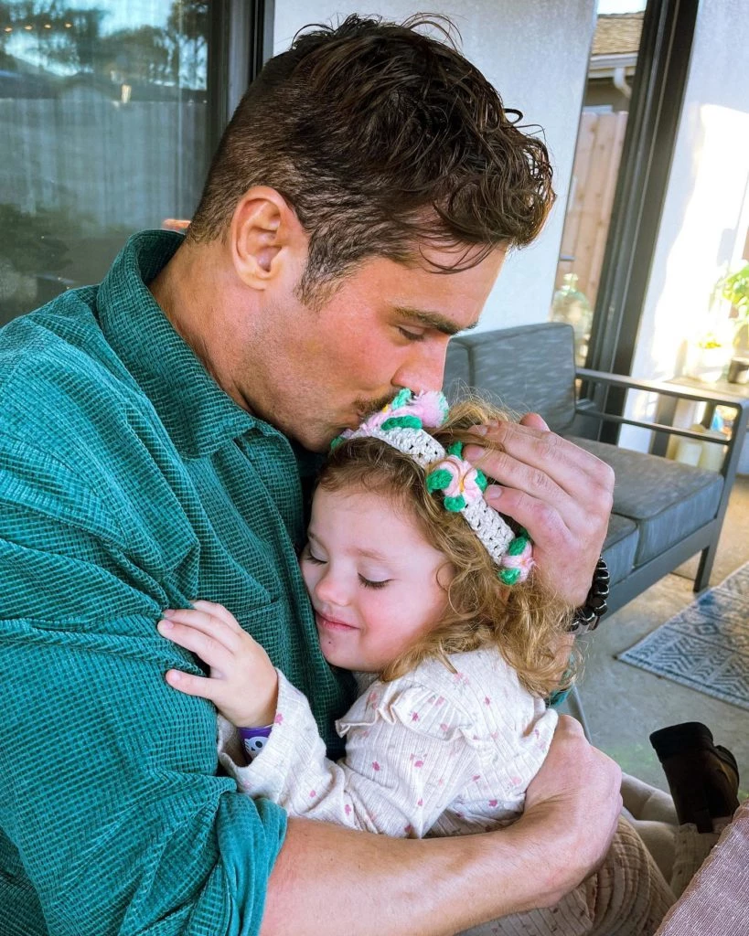 Zac Efron y su hermanita