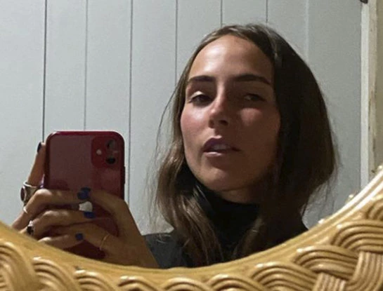 El look total black de Ámbar de Benedictis, que se animó a la tendencia "visible underwear"