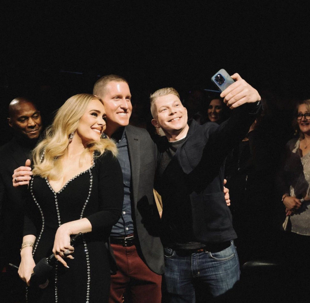 Adele en Las Vegas con fans. Foto: Instagram.