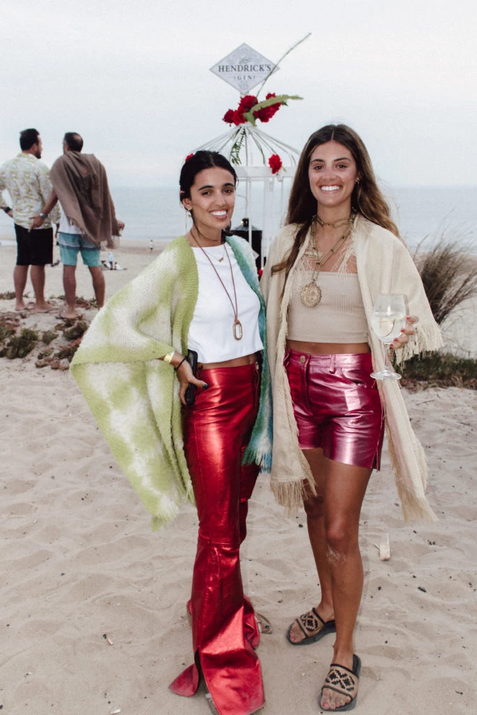 Agnes y Ana Elena Lenoble en el sunset de Hendrick´s en La Susana