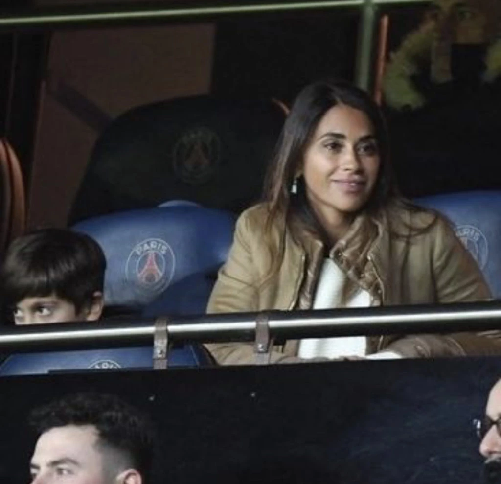 Antonela Roccuzzo usó un abrigo sustentable para ir a la cancha. Foto: Instagram.