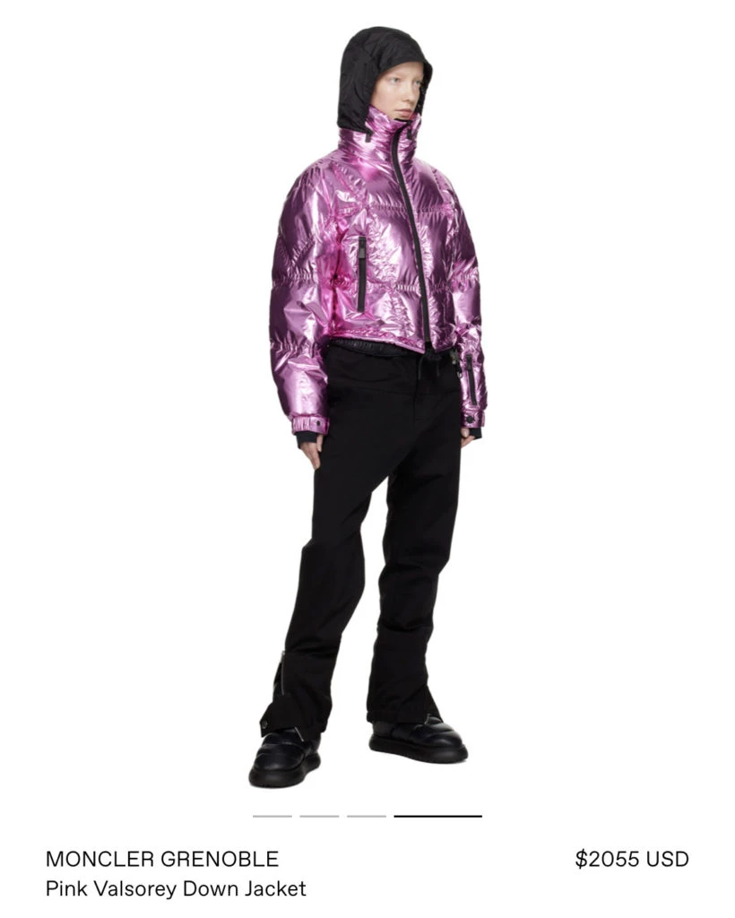 Antonela Roccuzzo lució una campera metalizada en la nieve