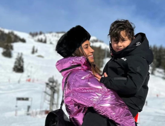 Antonela Roccuzzo está de vacaciones en la nieve y tiene la campera must-have de la temporada