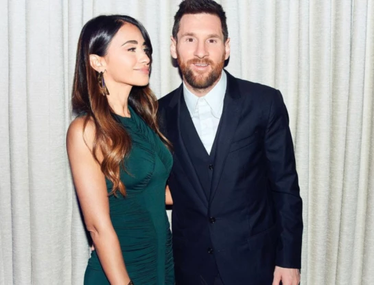 Antonela Roccuzzo impactó con un look total de Saint Laurent en París