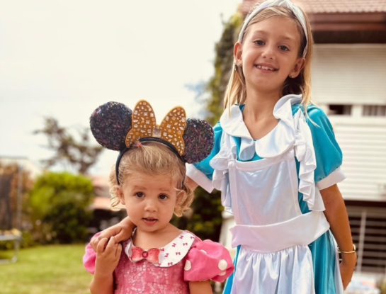 Mila y Cala, las hijas de Mery del Cerro, deslumbraron con un "show" musical en la playa