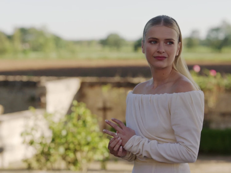 Camille Emily in Paris look de novia