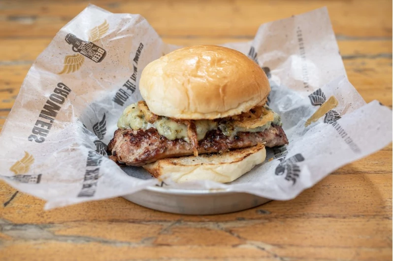 Choripán con queso azul, tahíne de sésamo y cebolla morada