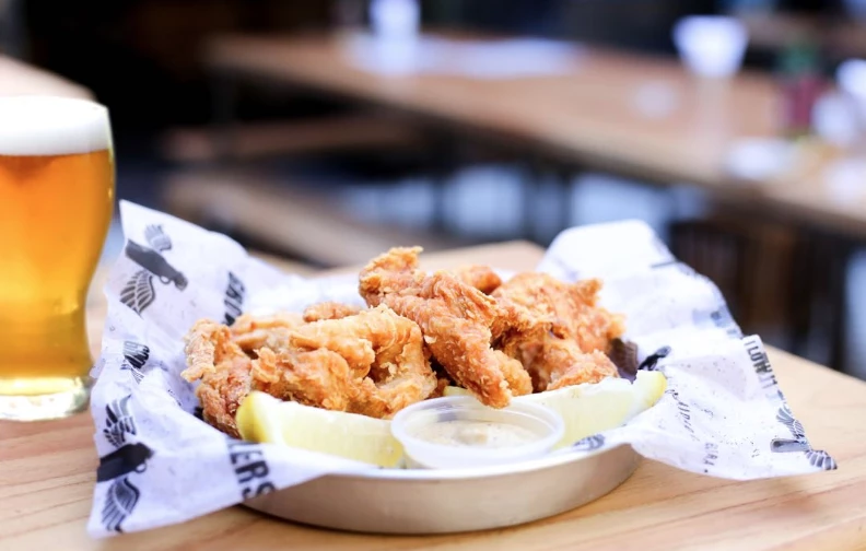 Chicken Tenders en tempura con limón y dip de berenjenas ahumadas