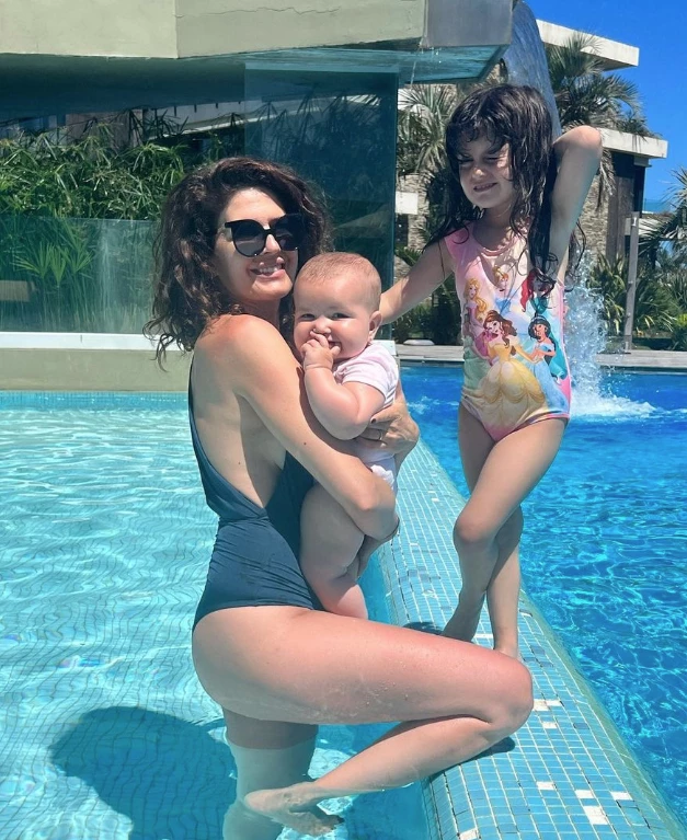 ISABEL MACEDO CON HIJAS