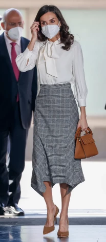 Letizia con cartera de Carolina Herrera