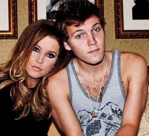 Lisa Marie Presley con su hijo. Foto: Fotonoticias.