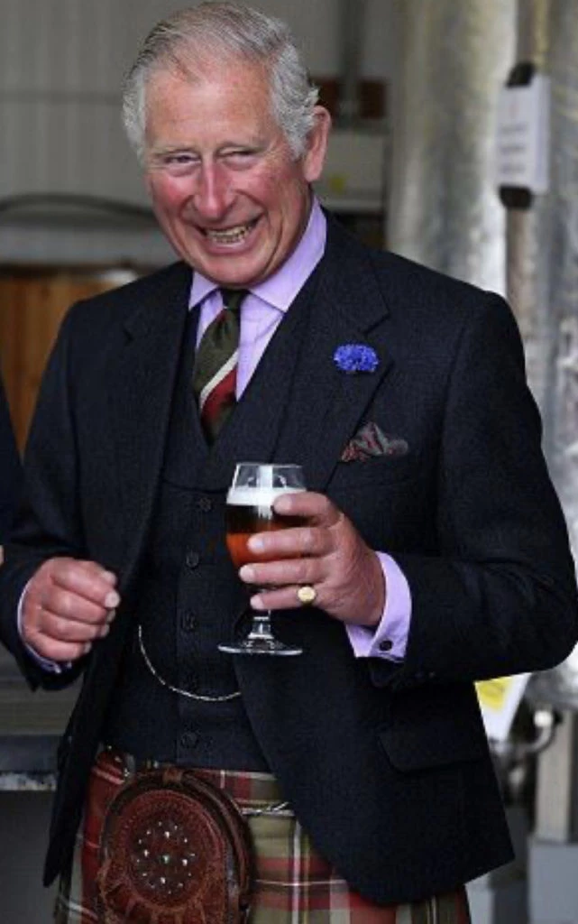 Carlos III elige el perfume Sauvage de Dior. Foto: Pinterest.