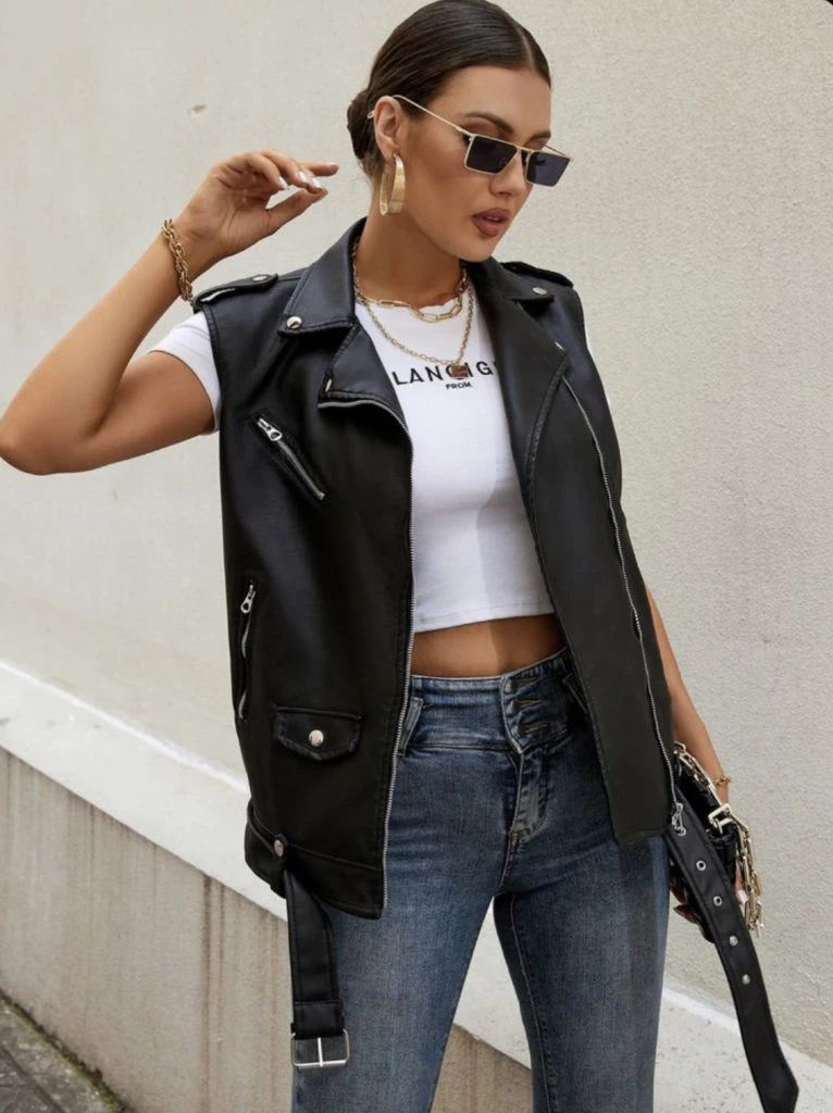 La China usó un chaleco de cuero, la prenda más trendy de la temporada