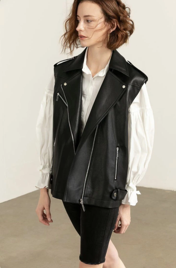 La China usó un chaleco de cuero, la prenda más trendy de la temporada