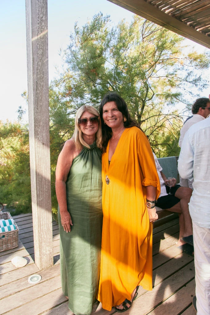 Clara Ibarguren y Negra Torres en el almuerzo de Piccolo Banfi en Punta del Este