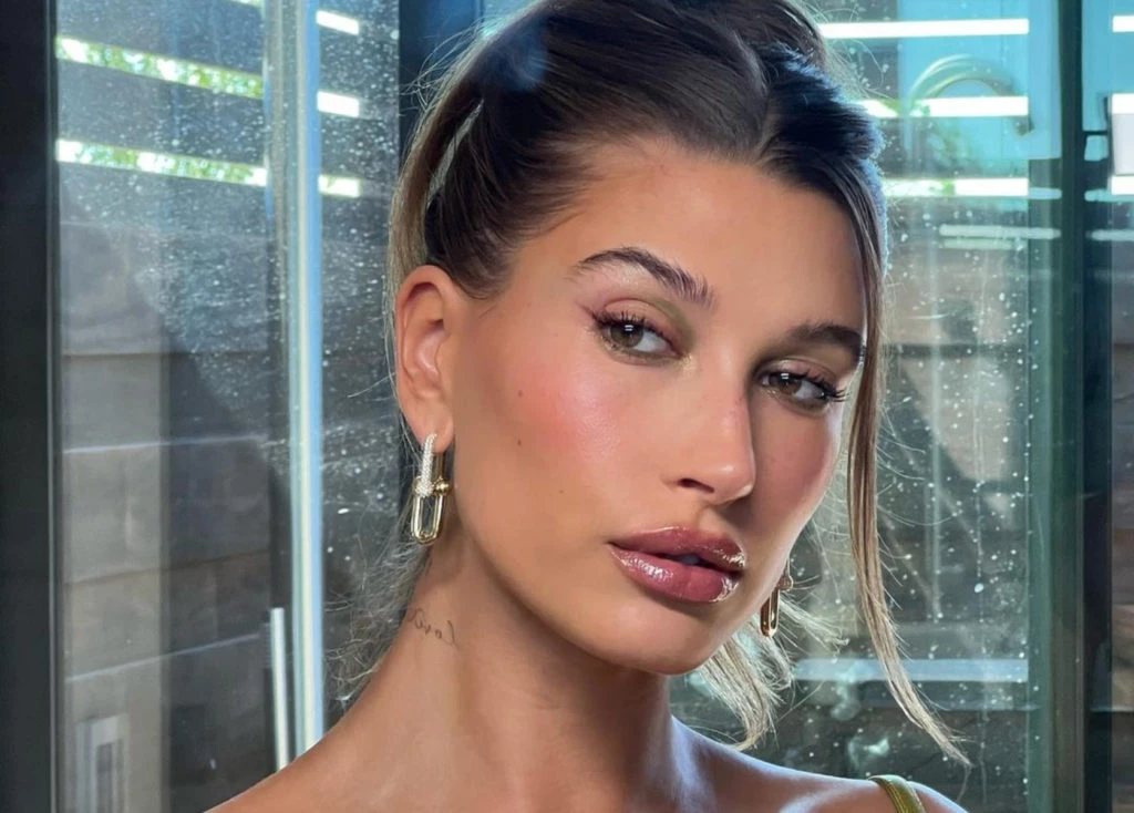 Cómo lograr un makeup glowy al estilo Hailey Bieber