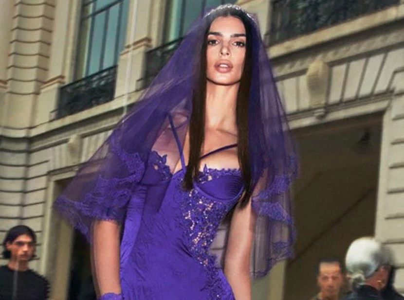 Emily Ratajkowski posa para la nueva campaña de Versace primavera verano 2023