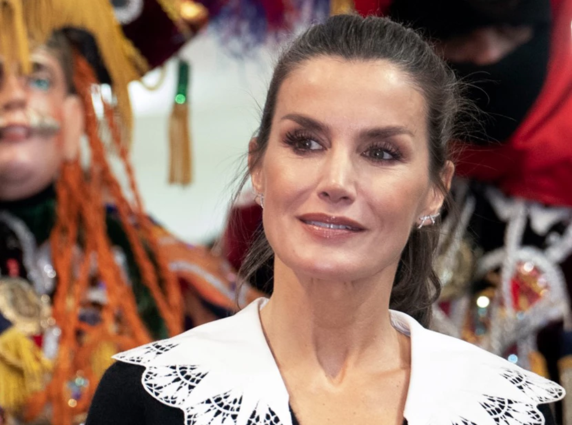 Letizia Ortiz con cuello babero