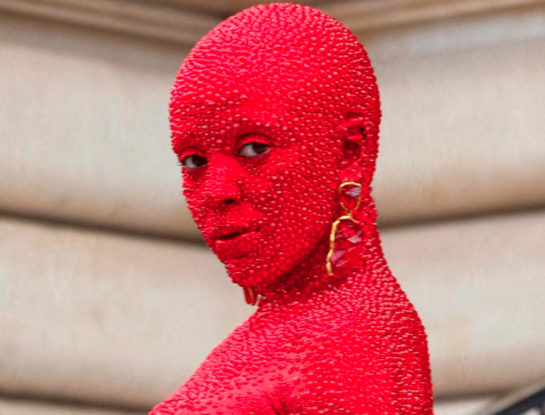 Doja Cat enciende la Semana de Moda de París con un look al rojo vivo