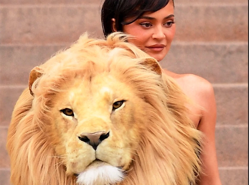 look kylie jenner con cabeza de leon