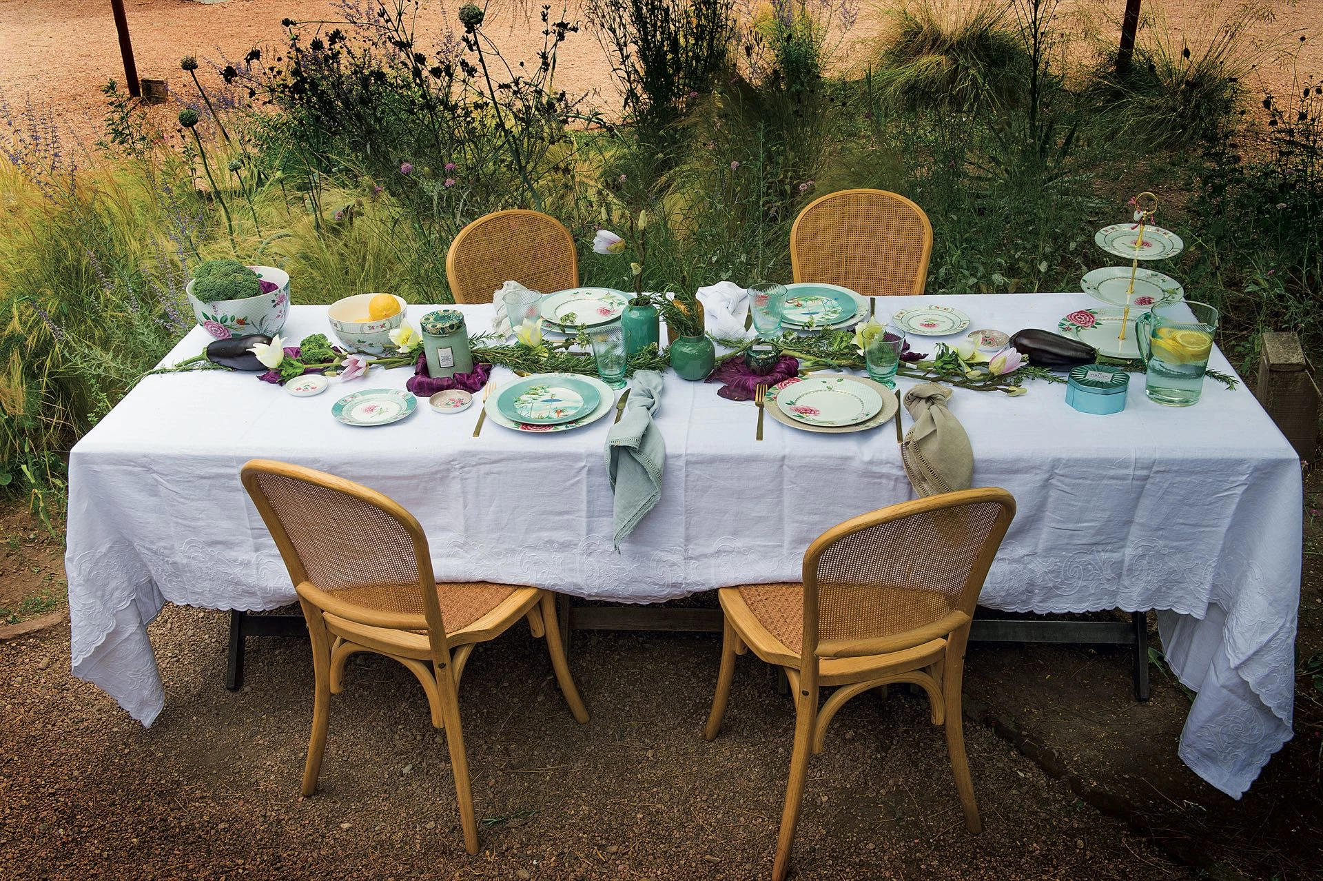 Cómo armar y decorar una mesa en el exterior de tu casa