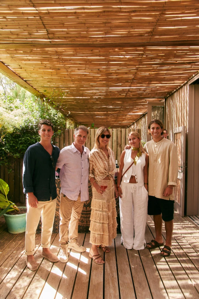 Diego Banfi y Flavia Fernandez junto a sus hijos Bruno, Allegra y Cristiano en el almuerzo de Piccolo Banfi en Punta del Este