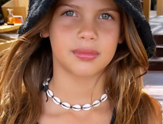 Mini fashionista: Francesca Icardi llevó un look total black a la playa