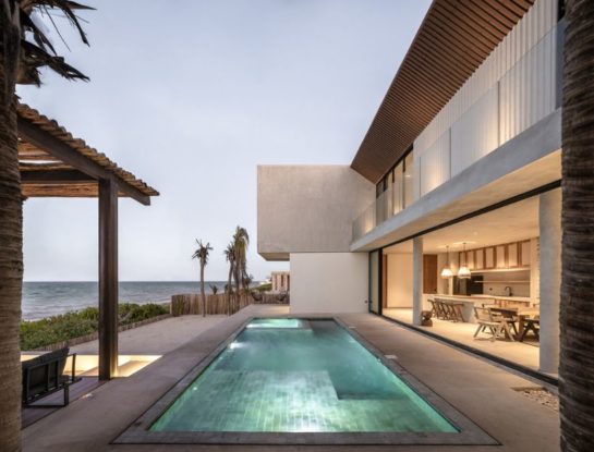 Una casa de playa estilo wabi sabi con increíbles vistas hacia el mar