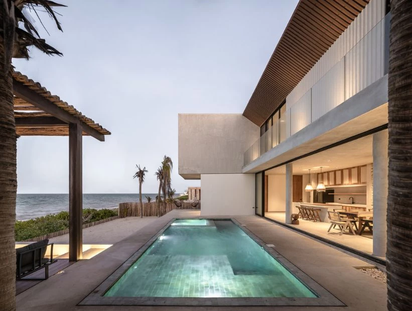 Una casa de playa estilo wabi sabi con increíbles vistas hacia el mar