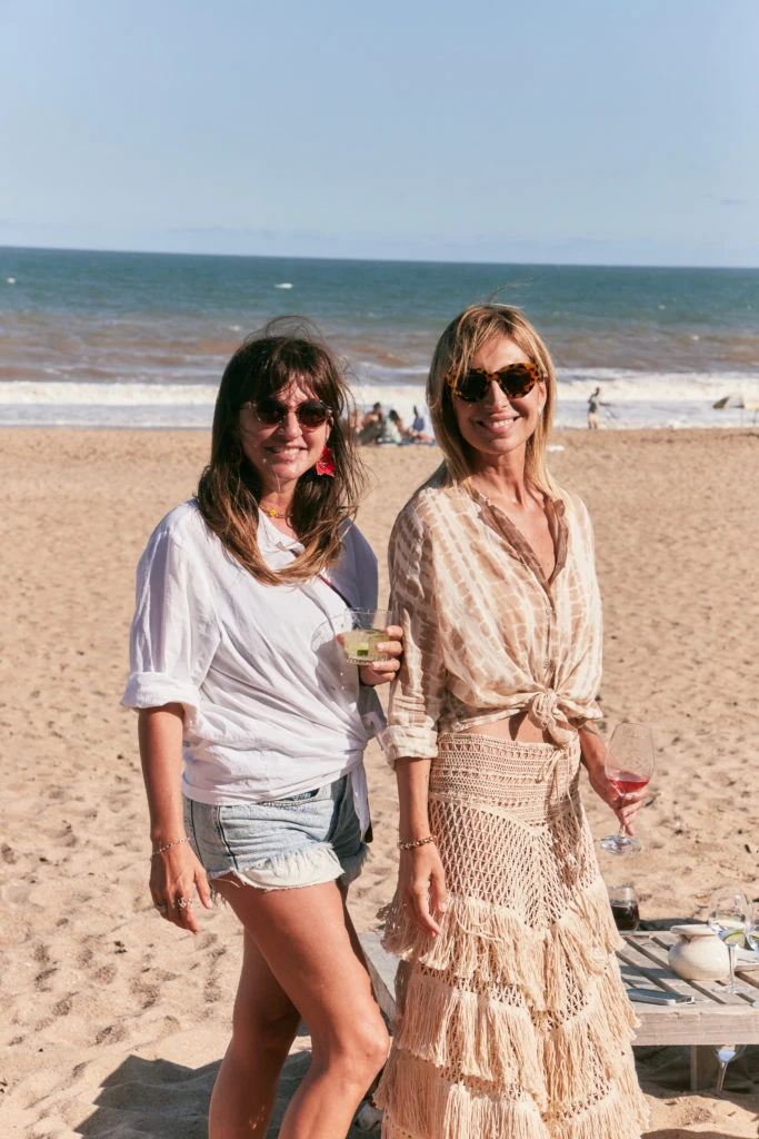 Dolo Alzaga y Flavia Fernandez en el almuerzo de Piccolo Banfi en Punta del Este