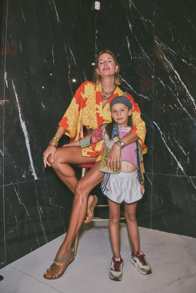 Dolores Barreiro junto a su hija Indra en el evento inauguración UNOde50 en Punta del Este