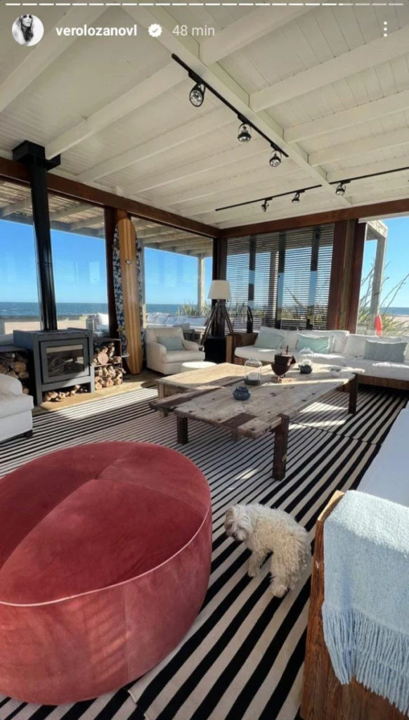 El impresionante living que tiene Vero Lozano en su casa de Punta del Este