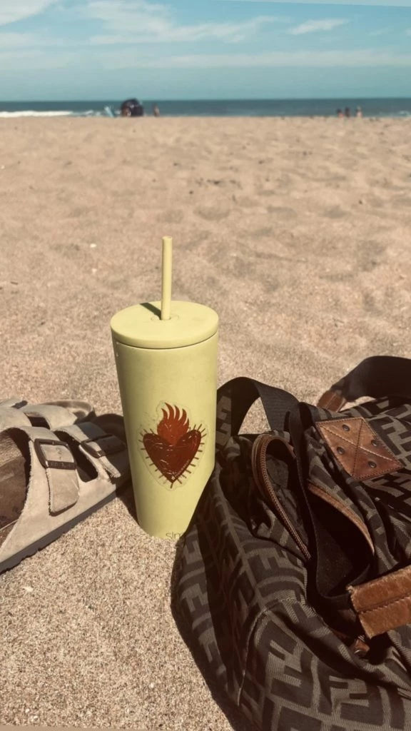 El look chic de Lucía Celasco en la playa. Foto: Instagram.