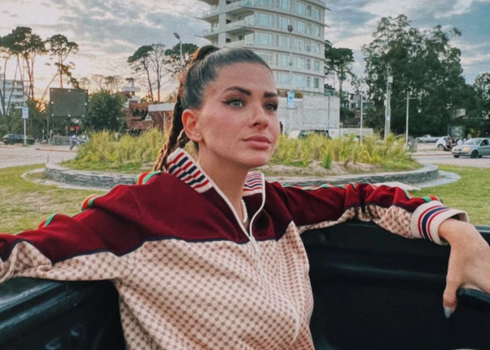 El look street style de la China Suárez para ir al recital de Rusherking en Pinamar