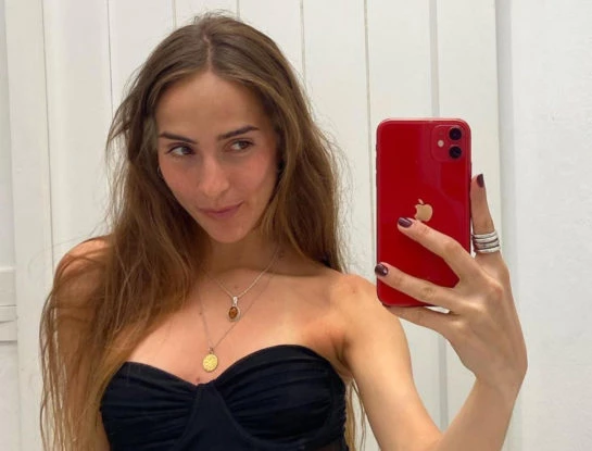 El look súper chic de Ámbar de Benedictis para un día de playa