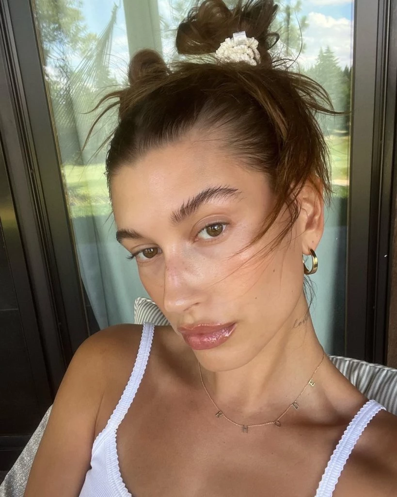 El makeup glowy es el preferido de Hailey Bieber