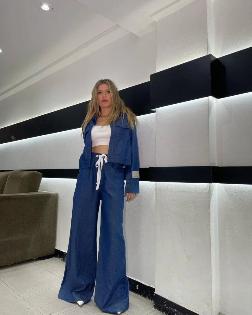 El outfit total jean que lució Laurita Fernández