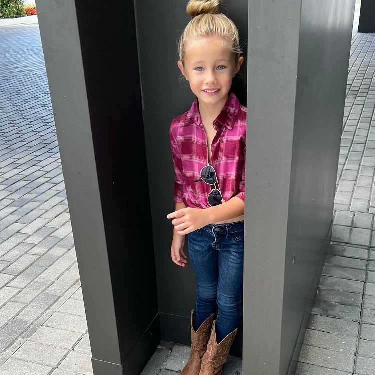 El tierno look cowgirl de Matilda Salazar