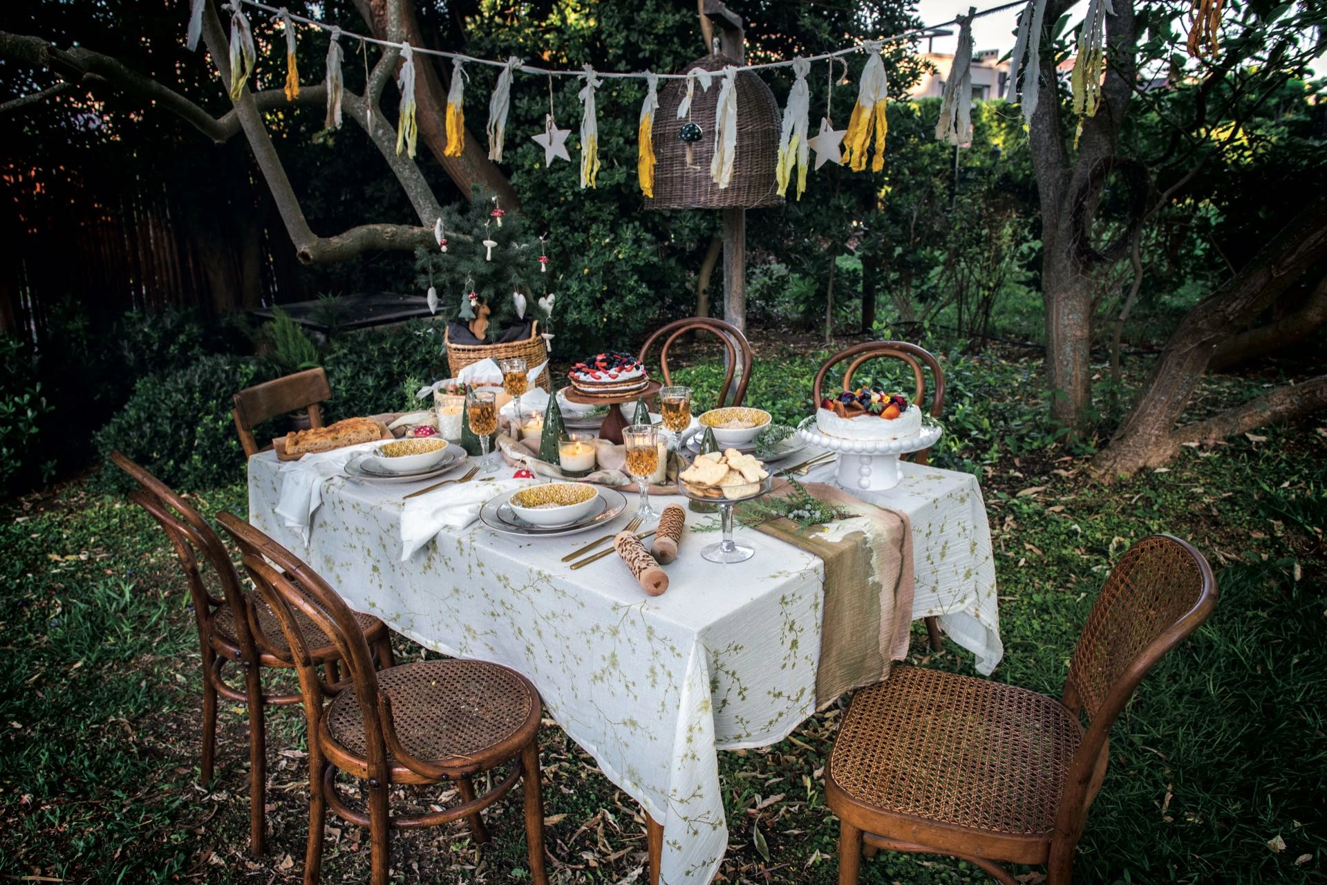Cómo armar una mesa de celebración en el jardín de tu casa
