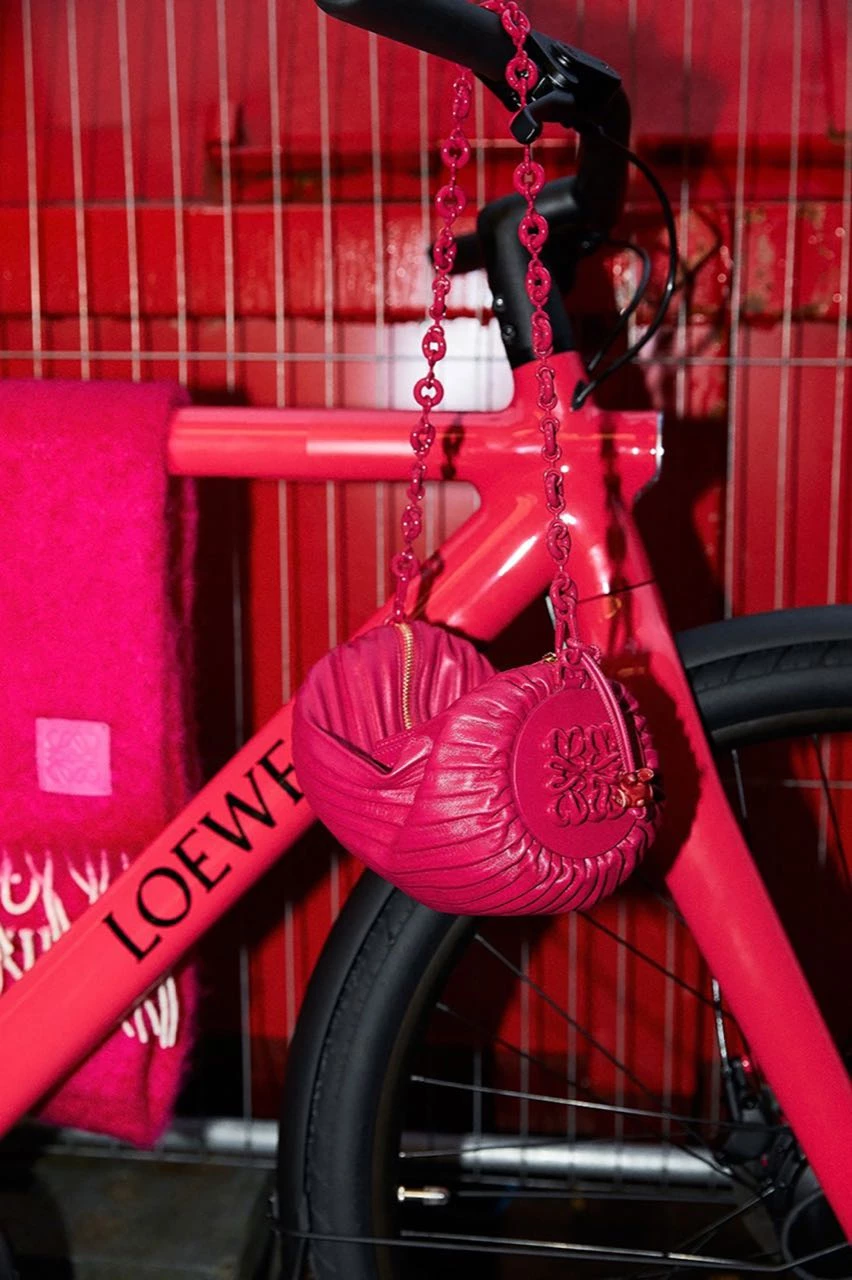 VanMoof fabrica bicicletas eléctricas S3 para la tienda insignia de LOEWE en Ámsterdam