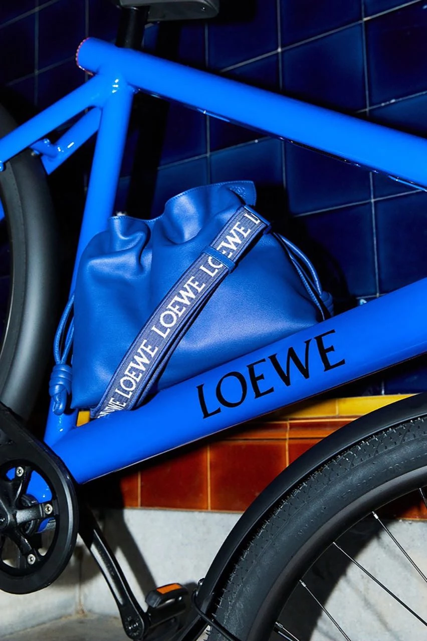 VanMoof fabrica bicicletas eléctricas S3 para la tienda insignia de LOEWE en Ámsterdam
