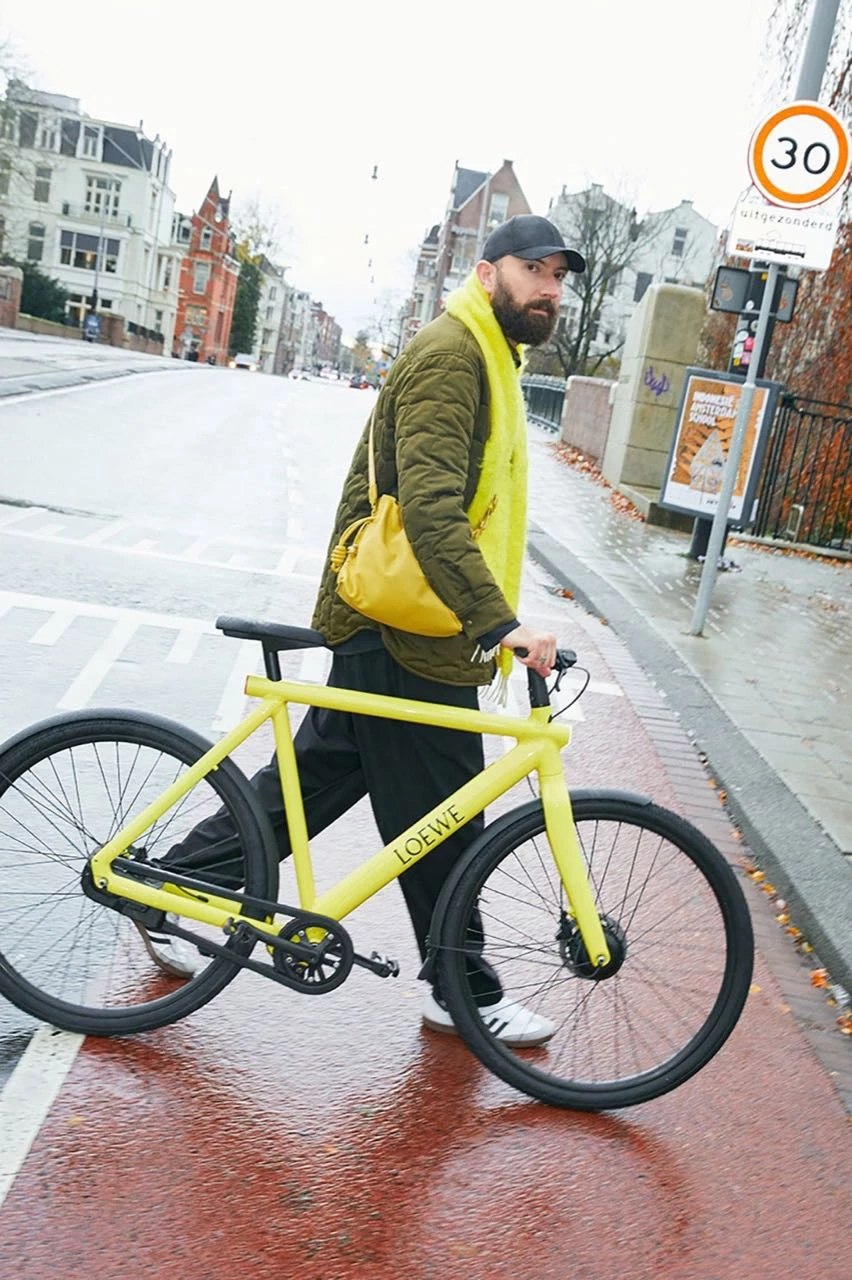 VanMoof fabrica bicicletas eléctricas S3 para la tienda insignia de LOEWE en Ámsterdam