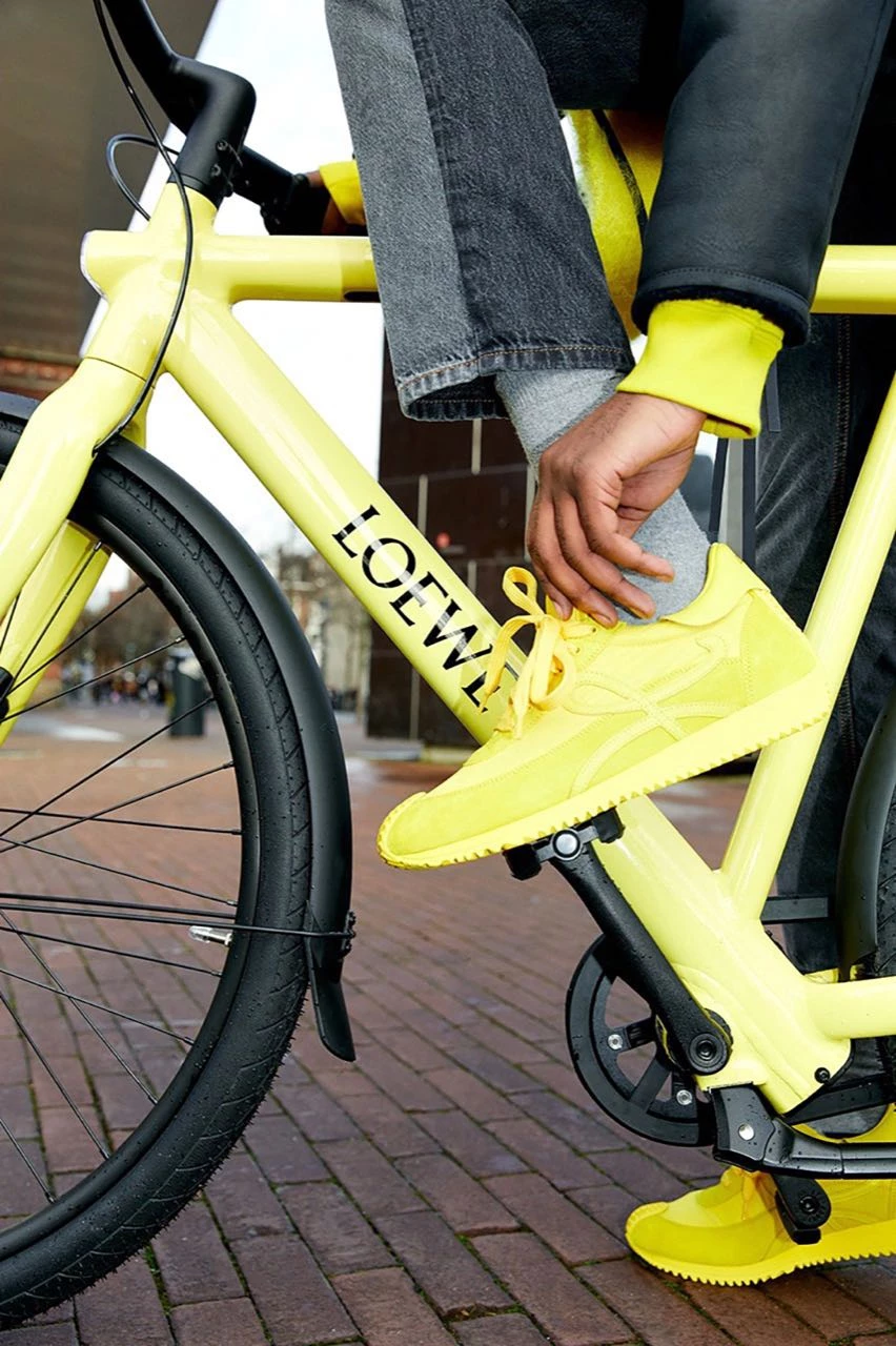 VanMoof fabrica bicicletas eléctricas S3 para la tienda insignia de LOEWE en Ámsterdam