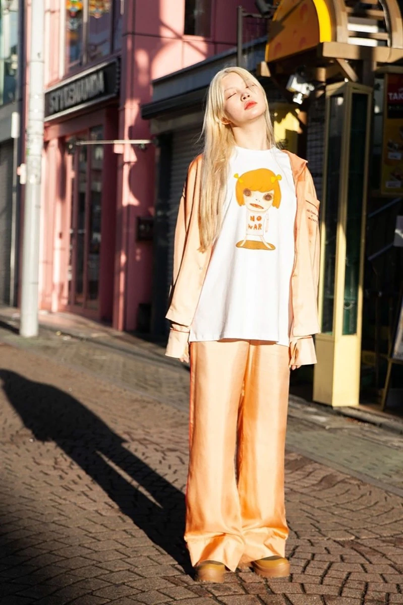 La diseñadora y el artista japonés realizan su segunda colaboración con las famosas ilustraciones de chicas inquietantes y magnéticas de grandes ojos.