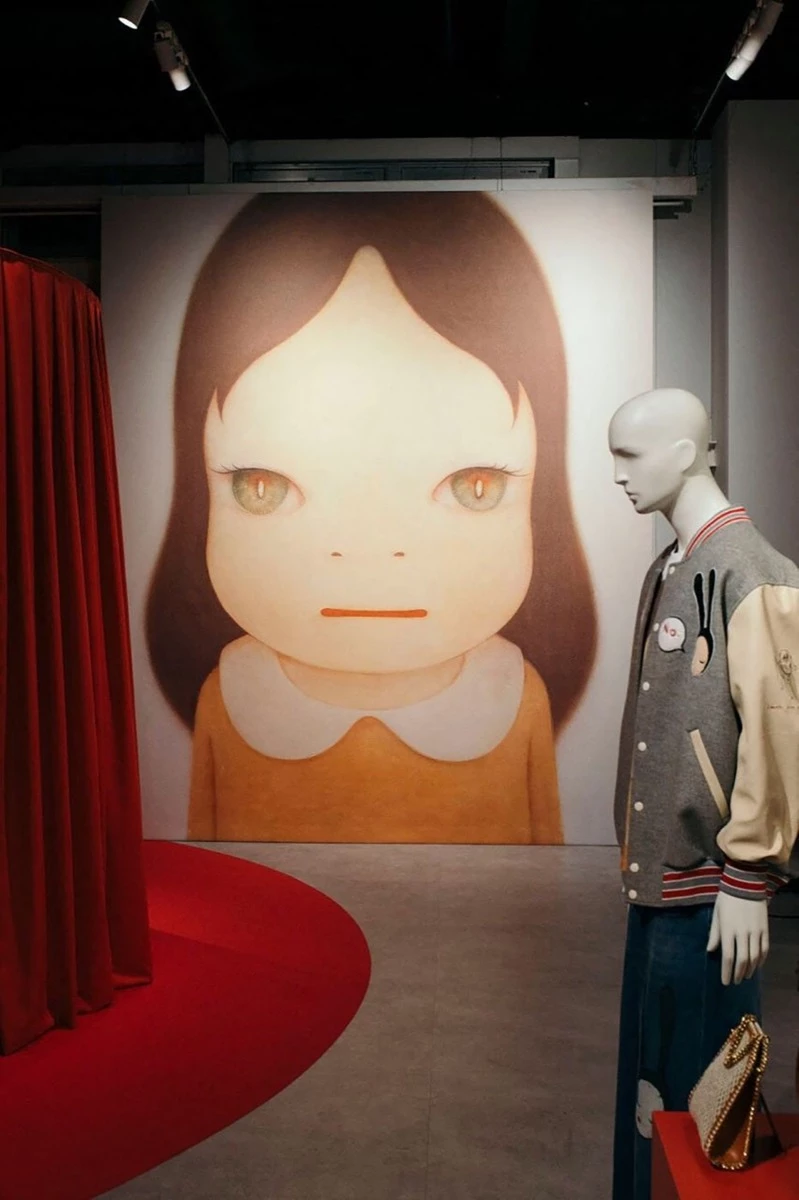 La diseñadora y el artista japonés realizan su segunda colaboración con las famosas ilustraciones de chicas inquietantes y magnéticas de grandes ojos.