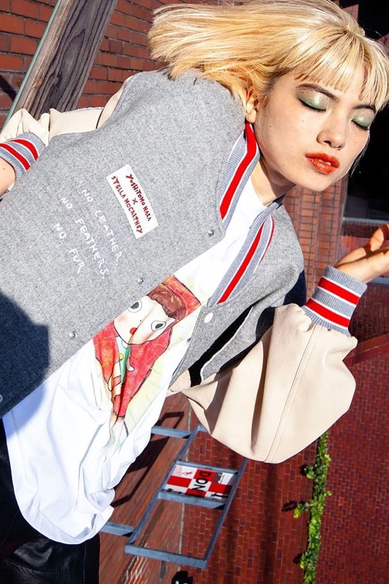 La diseñadora y el artista japonés realizan su segunda colaboración con las famosas ilustraciones de chicas inquietantes y magnéticas de grandes ojos.