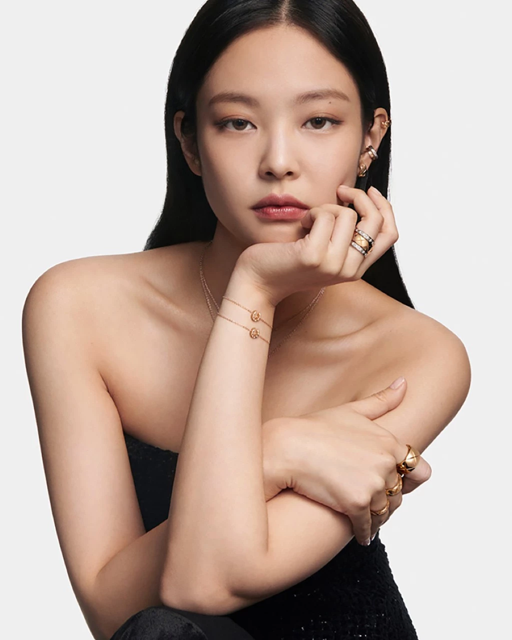CHANEL presentó su colección de joyería fina Coco Crush 2023 con una campaña protagonizada por Jennie Kim de Blackpink y las actrices Margaret Qualley y Amandla Stenberg